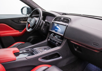 Подержанный автомобиль Jaguar F-Pace 2016 года (9 фото)