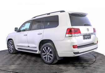 Подержанный автомобиль Toyota Land Cruiser Suv 2015 года (7 фото)