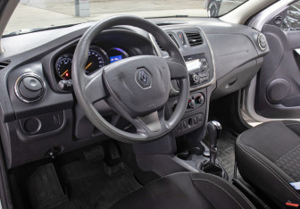 Подержанный автомобиль Renault Logan Sedan 2017 года (16 фото)