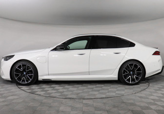 Новый BMW M5 Sedan 2025 (5 фото)