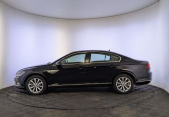 Подержанный автомобиль Volkswagen Passat Sedan 2018 года (8 фото)