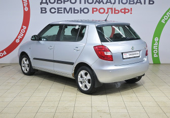 Подержанный автомобиль Skoda Fabia Hatchback 2010 года (6 фото)