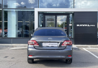 Подержанный автомобиль Toyota Corolla Sedan 2010 года (6 фото)