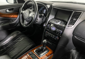 Подержанный автомобиль Infiniti QX70 2015 года (9 фото)