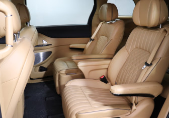 Подержанный автомобиль Voyah Dream 2023 года (10 фото)