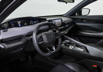 Подержанный автомобиль Changan UNI-V 2023 года (10 фото)