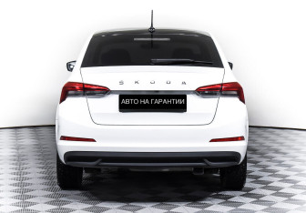 Подержанный автомобиль Skoda Rapid Liftback 2022 года (6 фото)