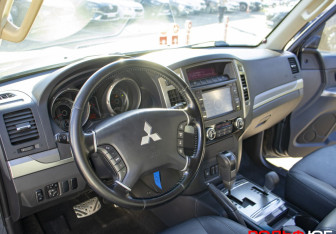 Подержанный автомобиль Mitsubishi Pajero 2014 года (12 фото)