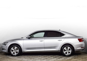 Подержанный автомобиль Skoda Superb Liftback 2016 года (10 фото)