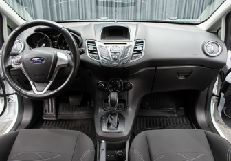 Подержанный автомобиль Ford Fiesta Sedan 2016 года (13 фото)