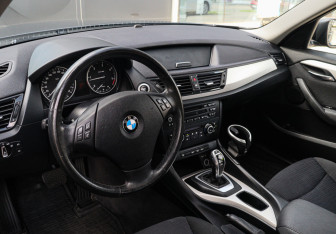 Подержанный автомобиль BMW X1 2013 года (12 фото)