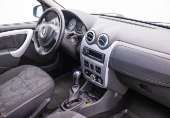 Подержанный автомобиль Renault Logan Sedan 2010 года (10 фото)