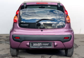 Подержанный автомобиль Peugeot 107 2012 года (6 фото)