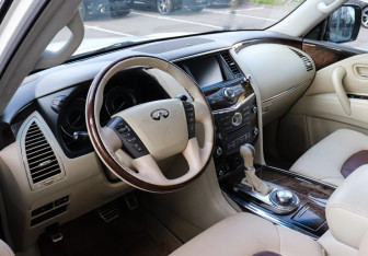 Подержанный автомобиль Infiniti QX56 2010 года (7 фото)