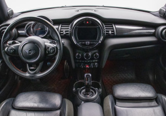 Подержанный автомобиль MINI Hatch 2019 года (13 фото)