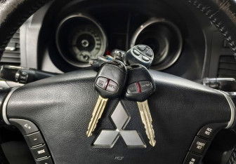 Подержанный автомобиль Mitsubishi Pajero 2013 года (18 фото)