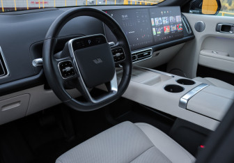 Подержанный автомобиль LiXiang L9 2023 года (12 фото)