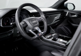 Подержанный автомобиль Audi Q8 2019 года (14 фото)