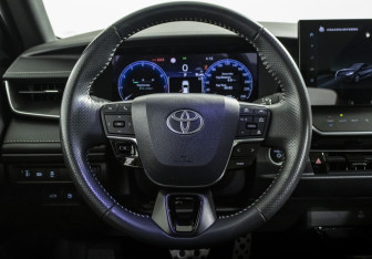 Подержанный автомобиль Toyota Camry Sedan 2024 года (11 фото)