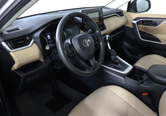 Подержанный автомобиль Toyota RAV4 2022 года (9 фото)