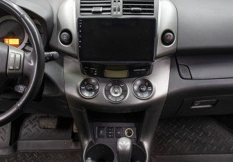 Подержанный автомобиль Toyota RAV4 2009 года (15 фото)