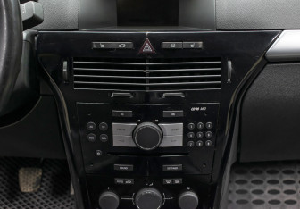 Подержанный автомобиль Opel Astra Sedan 2010 года (13 фото)