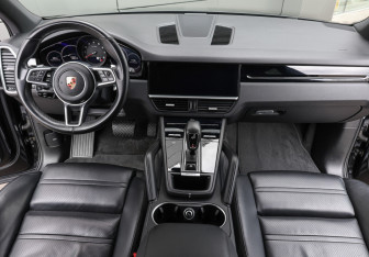 Подержанный автомобиль Porsche Cayenne 2018 года (12 фото)