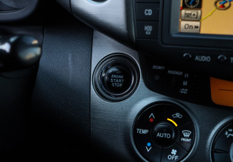 Подержанный автомобиль Toyota RAV4 2010 года (17 фото)