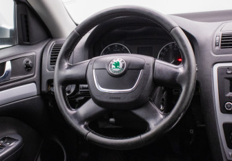 Подержанный автомобиль Skoda Octavia Liftback 2011 года (15 фото)