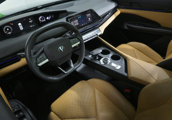 Подержанный автомобиль Changan UNI-V 2022 года (7 фото)