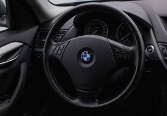 Подержанный автомобиль BMW X1 2014 года (15 фото)