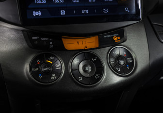 Подержанный автомобиль Toyota RAV4 2011 года (15 фото)