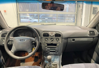 Подержанный автомобиль Volvo S40 1999 года (11 фото)