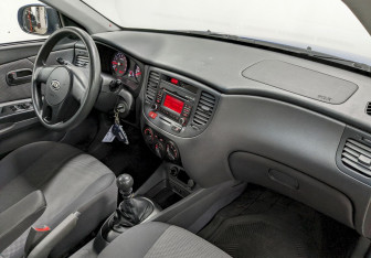 Подержанный автомобиль Kia Rio Hatchback 2010 года (19 фото)