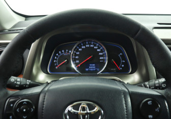 Подержанный автомобиль Toyota RAV4 2013 года (11 фото)