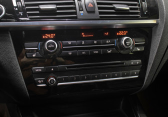 Подержанный автомобиль BMW X3 2015 года (18 фото)