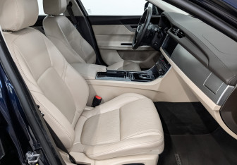 Подержанный автомобиль Jaguar XF Sedan 2019 года (24 фото)