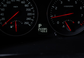 Подержанный автомобиль Volvo C30 2012 года (11 фото)