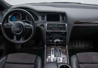 Подержанный автомобиль Audi Q7 2013 года (13 фото)