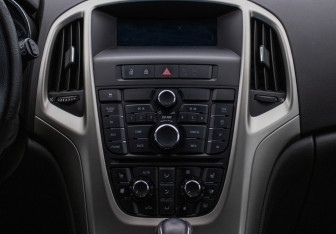 Подержанный автомобиль Opel Astra Hatchback 2011 года (14 фото)