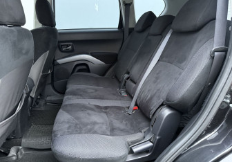Подержанный автомобиль Mitsubishi Outlander 2008 года (11 фото)