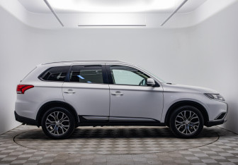 Подержанный автомобиль Mitsubishi Outlander 2018 года (4 фото)
