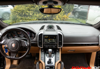 Подержанный автомобиль Porsche Cayenne 2014 года (10 фото)