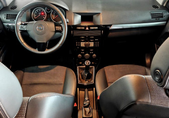Подержанный автомобиль Opel Astra Wagon 2007 года (11 фото)