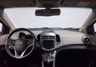 Подержанный автомобиль Chevrolet Aveo Hatchback 2013 года (12 фото)