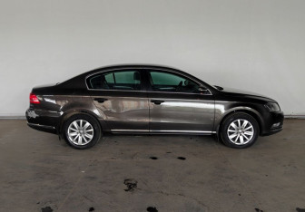 Подержанный автомобиль Volkswagen Passat Sedan 2012 года (8 фото)