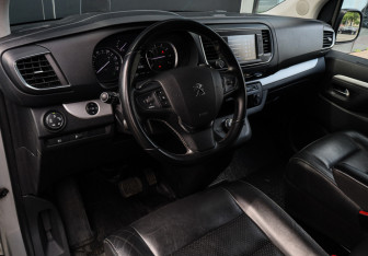 Подержанный автомобиль Peugeot Traveller 2020 года (17 фото)