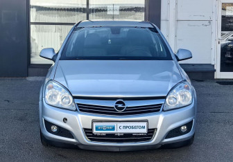 Подержанный автомобиль Opel Astra Sedan 2012 года (2 фото)