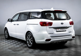 Подержанный автомобиль Kia Carnival 2019 года (7 фото)