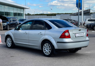 Подержанный автомобиль Ford Focus Sedan 2006 года (7 фото)